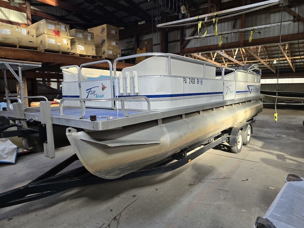1994 GRUMMAN 240 24 DELUXE - Sold Boat