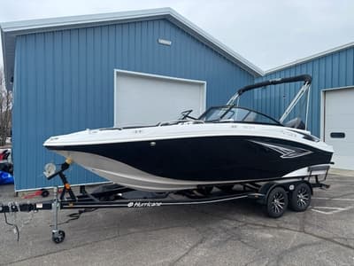 BOATZON | Hurricane SD217OB w 200 Suzuki 2026