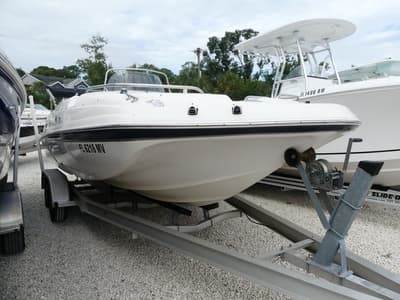 BOATZON | Hurricane SunDeck Sport SS 211 OB 2005