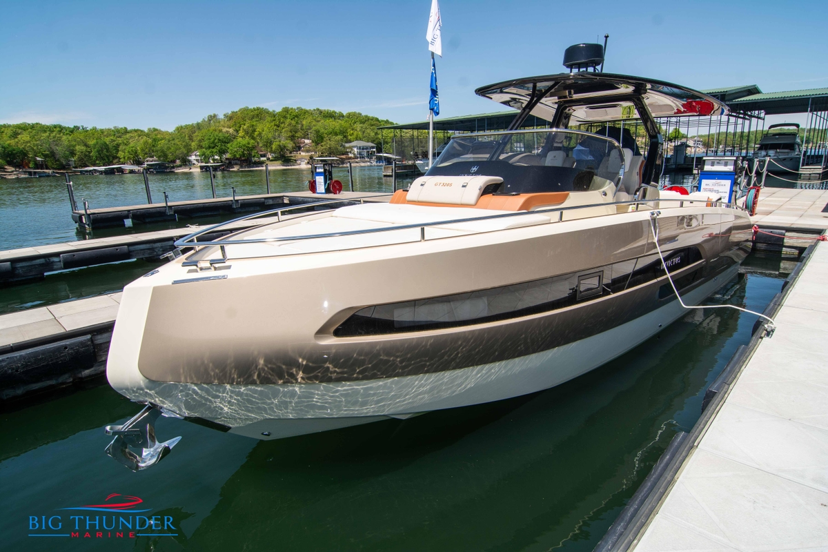 2024 Invictus GT320S - Sold Boat