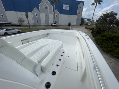 BOATZON | Invincible 33 CAT 2022