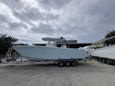 BOATZON | Invincible Boats 33 Catamaran 2026