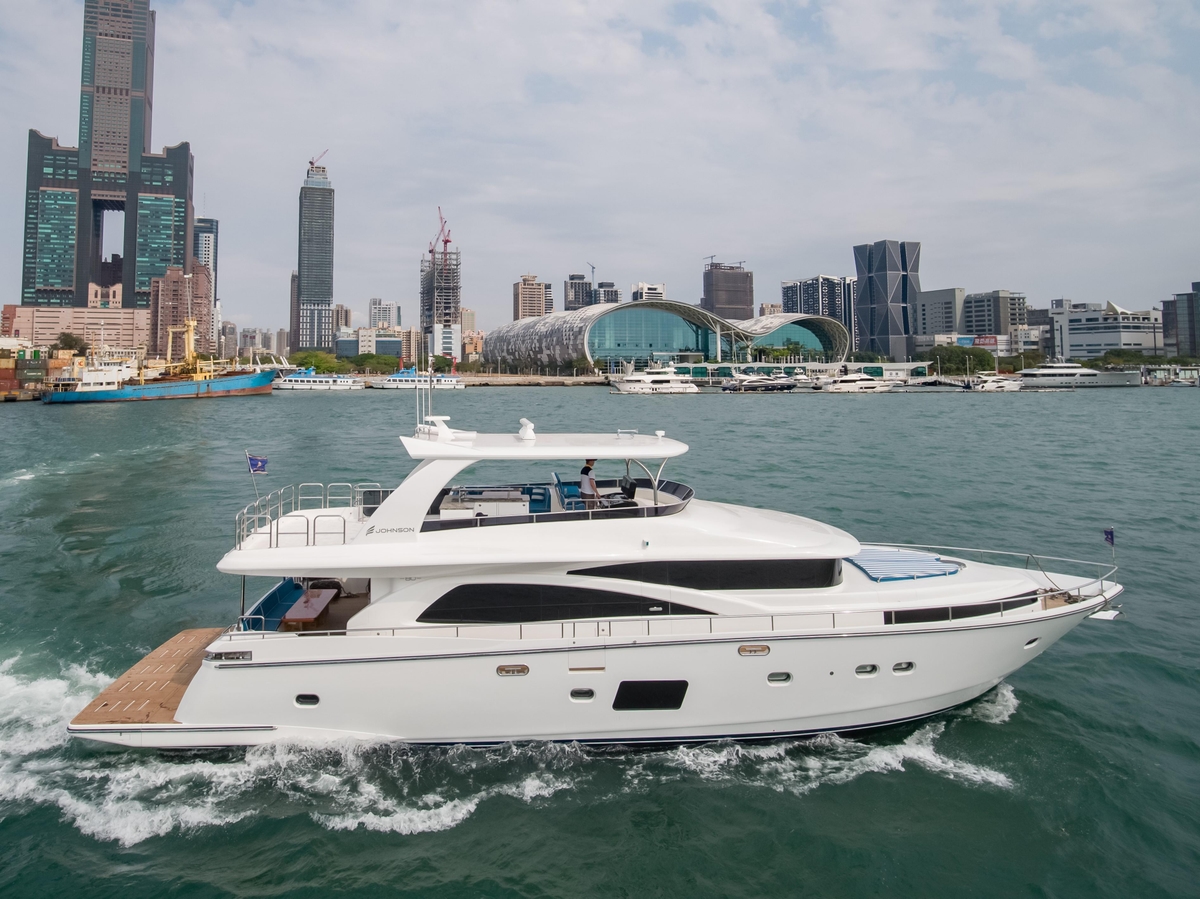 Johnson Motor Yacht wHydraulic Platform 2026