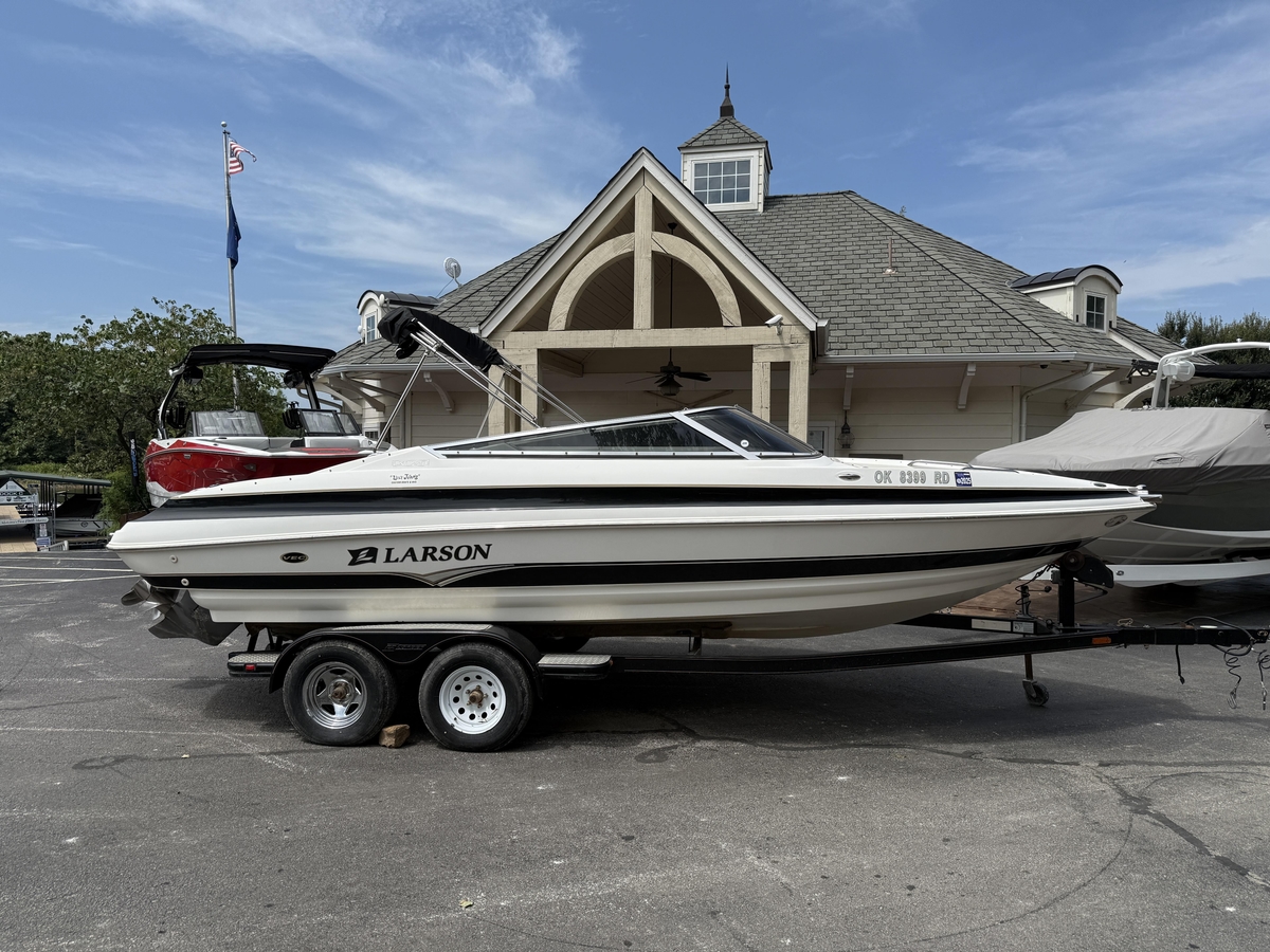 2005 Larson LXi 228 - Sold Boat