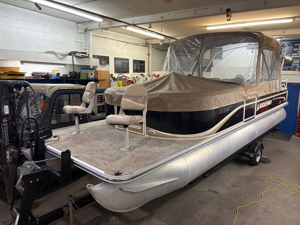 2009 Legend Luxura 24 - Sold Boat