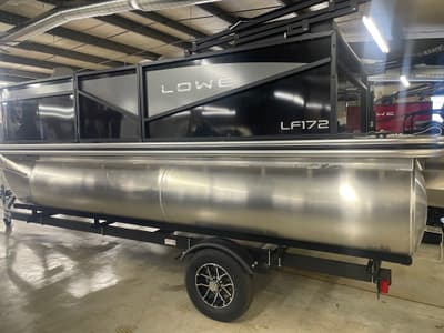 BOATZON | Lowe LF Front Fishing Station LF172 2026