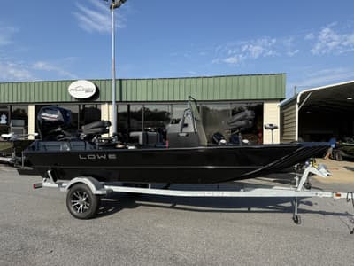BOATZON | Lowe Roughneck Center Console JET 80 2026