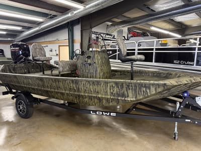 BOATZON | Lowe Roughneck Center Console RX1760 Pathfinder 2026