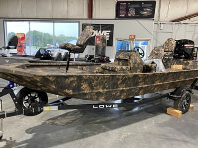 BOATZON | Lowe Roughneck Center Console RX1860 Tunnel Jet 2026