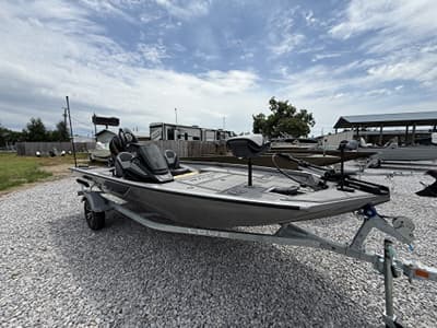BOATZON | Lowe Stinger ST175 WITH SEADECK FLOORING 2027