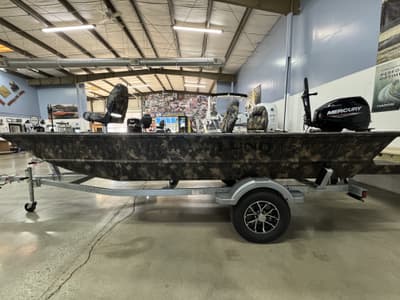 BOATZON | Lund 1660 Predator Tiller 2026