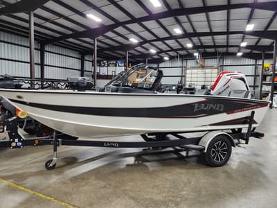 BOATZON | Lund 1875 Crossover XS  Mercury 150R  Factory Demo 2026