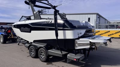 BOATZON | Malibu Boats M220 2022