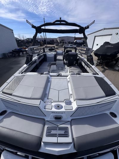 BOATZON | Malibu Boats M220 2022