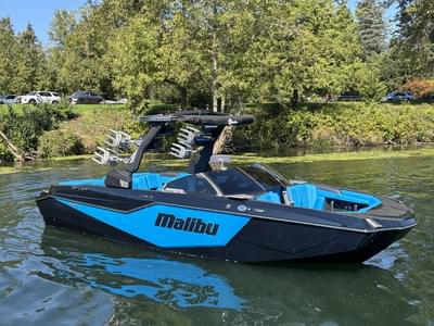 BOATZON | Malibu Boats M242 2025