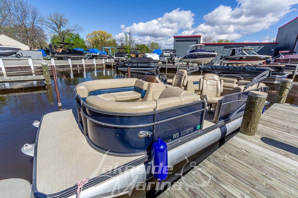 2018 Manitou Aurora LE 23 RF VP - Sold Boat