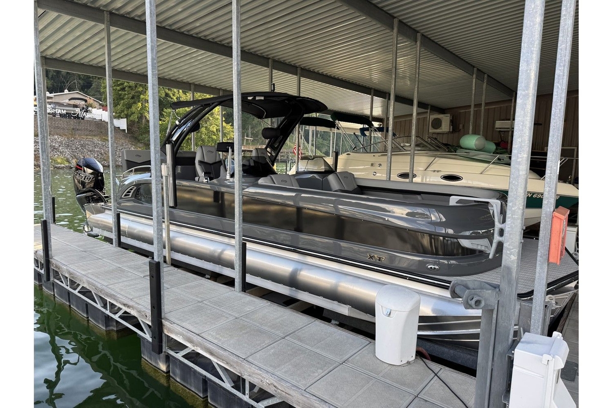 2024 Manitou XT 27 Split Rear Windshield SRW - Sold Boat