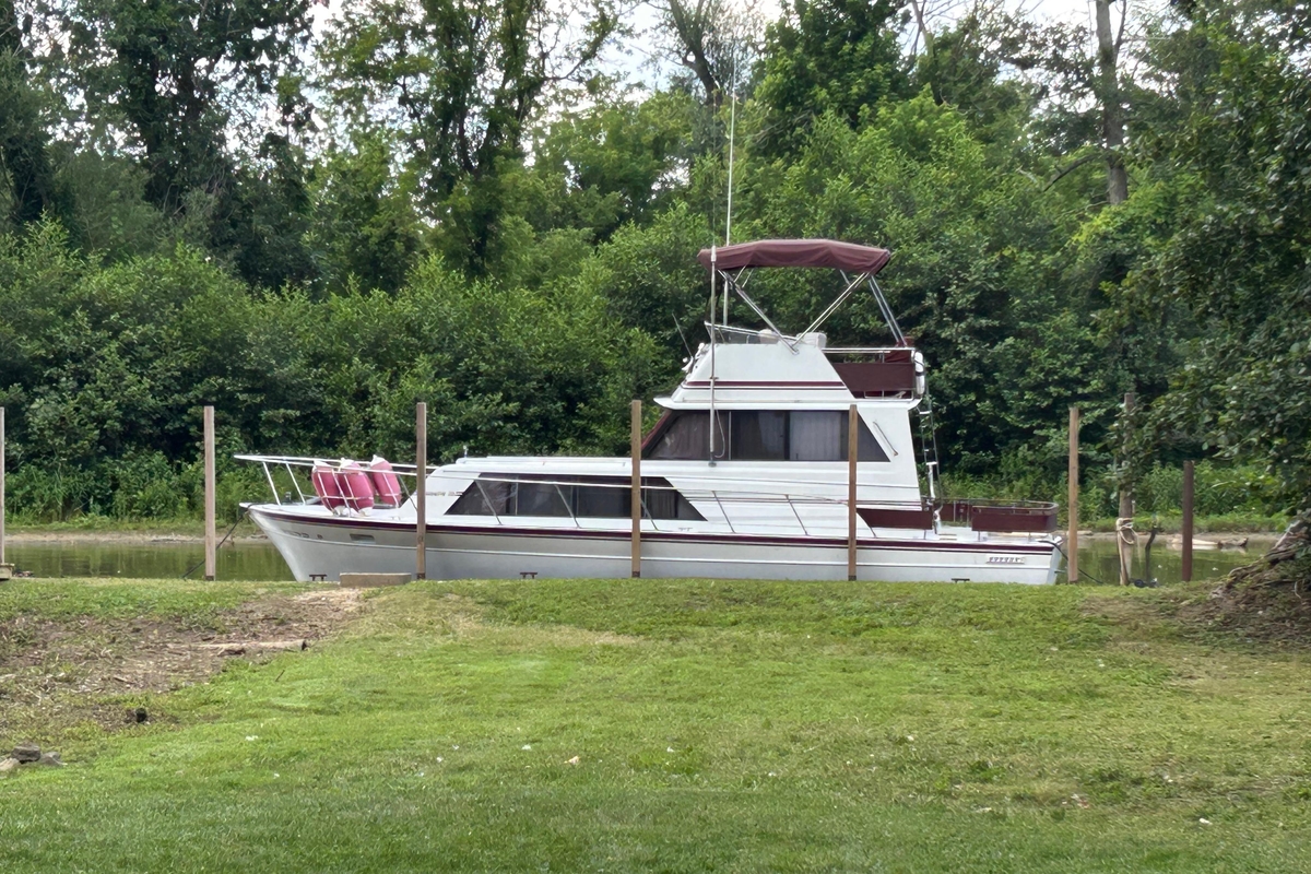 1989 Marinette 32 Sedan Flybridge - Sold Boat