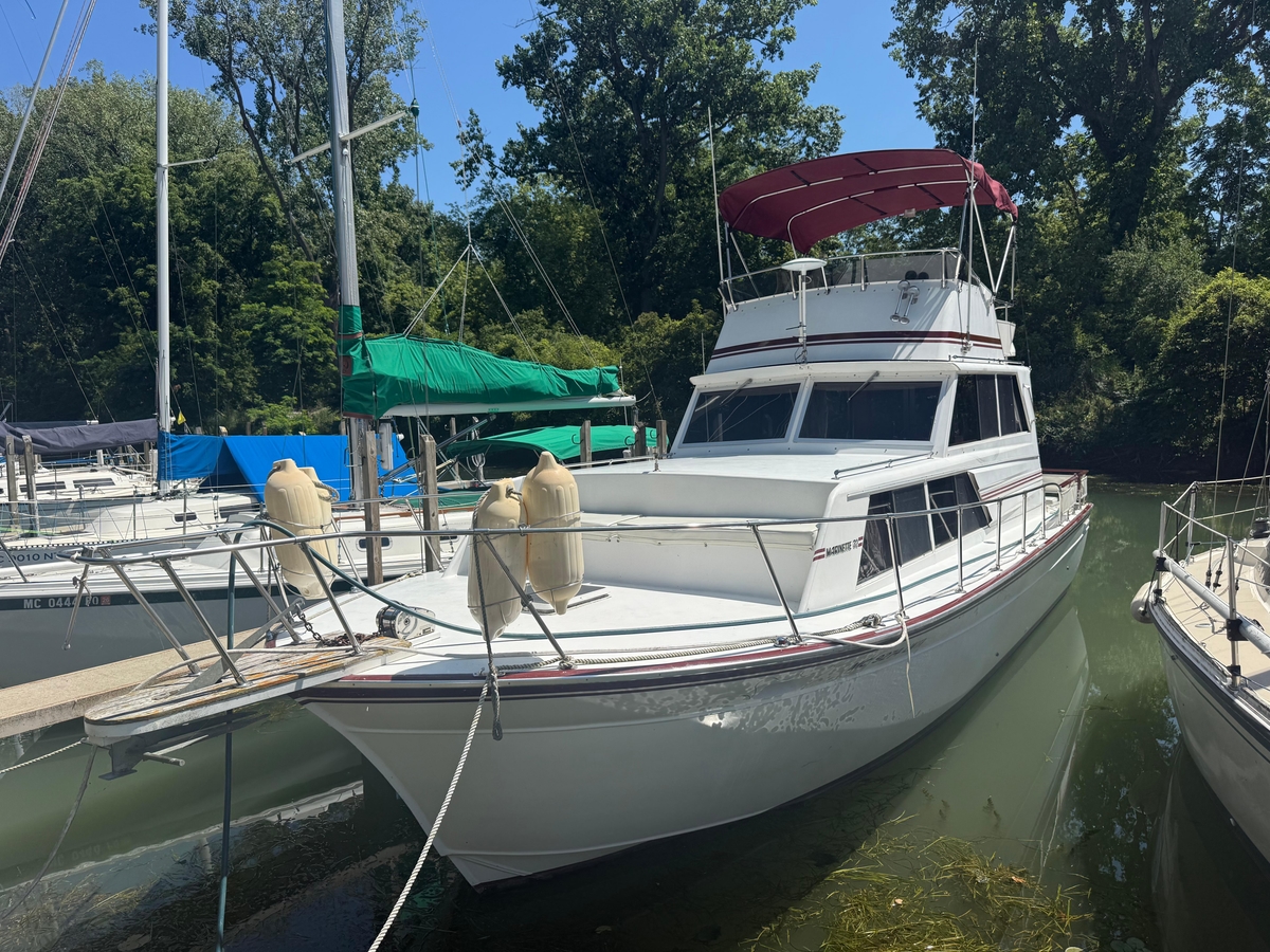 1985 Marinette Marinette Sedan  32 - Sold Boat