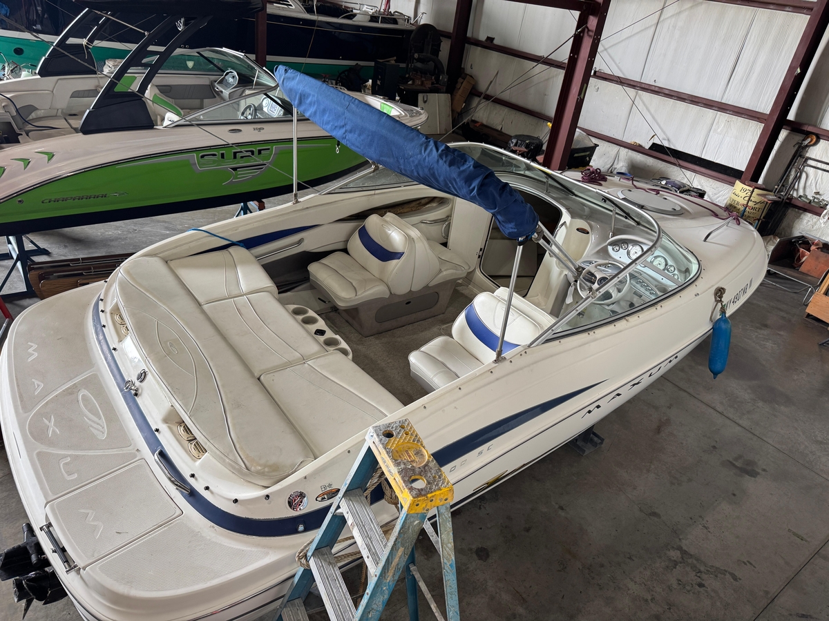 2004 Maxum 2100 SC - Sold Boat