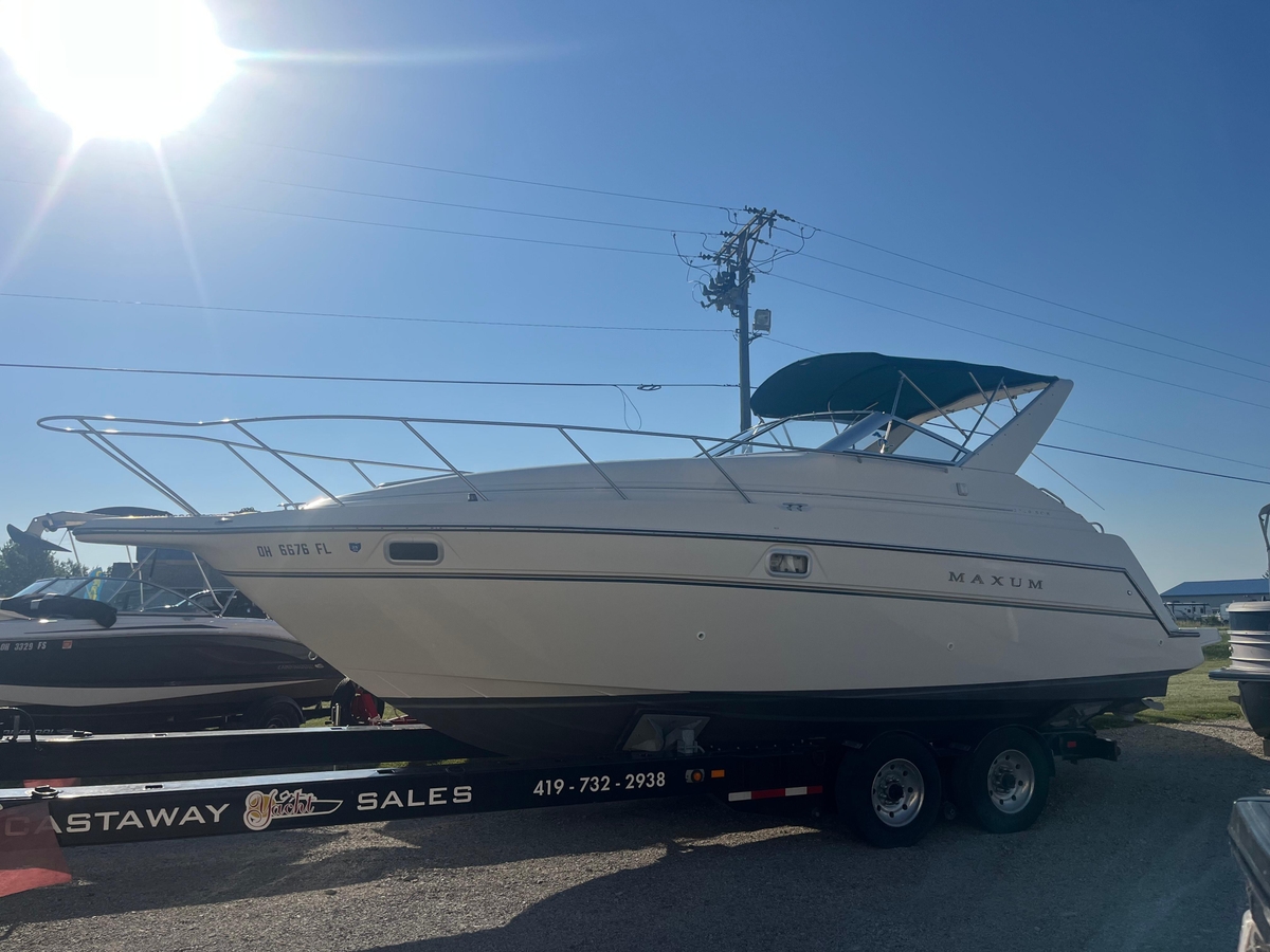 1996 Maxum 2700 SCR - Sold Boat