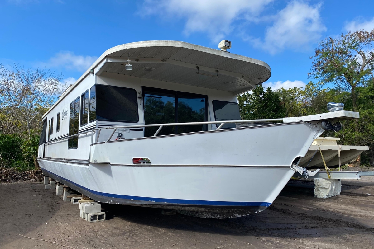 Monticello River Yacht  60 1997