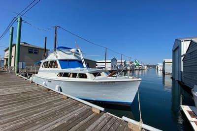 BOATZON | Pacemaker Flybridge Cruiser 1965