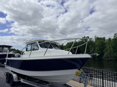 BOATZON | Parker 227 Explorer WITH AC AND SEAKEEPER RIDE 2026