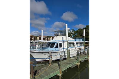 BOATZON | Pearson Motor Yacht 1984