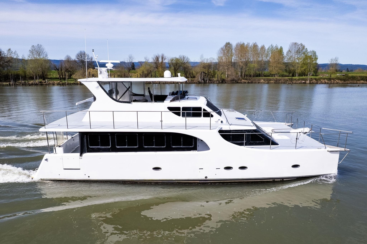 2005 Pedigree Cat 525 Power Cat - Sold Boat