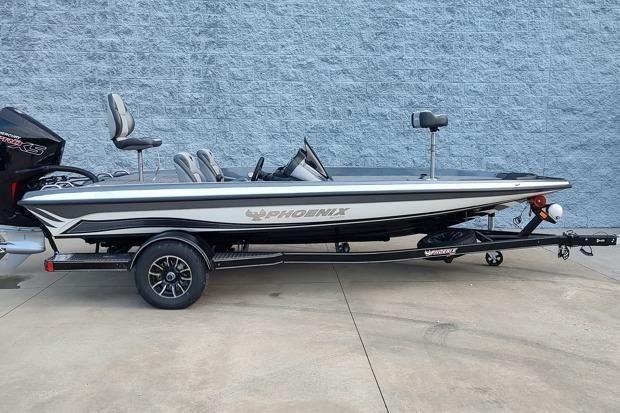 2026 Phoenix 818 Pro - Sold Boat