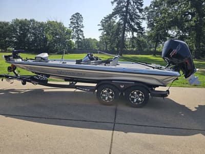 BOATZON | Phoenix Bass Boats 721ZXL 2025