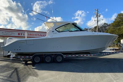 BOATZON | Pursuit DC 326 Dual Console 2026