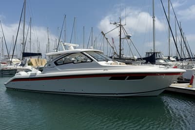 BOATZON | Pursuit DC 365 Dual Console 2019