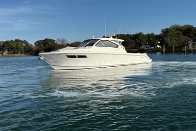 BOATZON | Pursuit DC 365 Dual Console 2021
