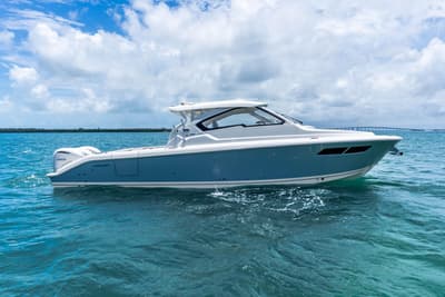BOATZON | Pursuit DC 365 Dual Console 2026