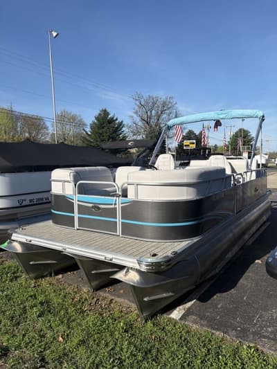 BOATZON | Qwest 822 Tritoon 2020