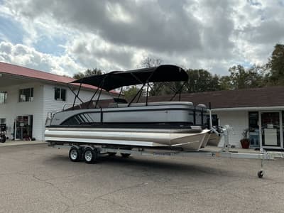 BOATZON | Qwest Pontoons L24 Splash Pad Q3X Hull 2025