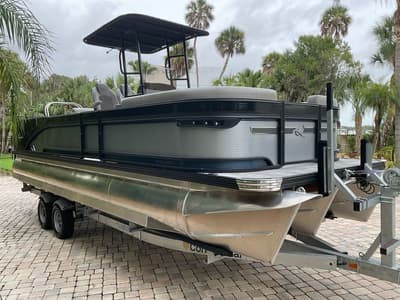 BOATZON | Qwest Pontoons M24 Pro Sport Q3V Hull 2026