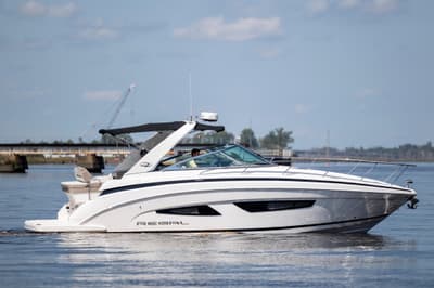 BOATZON | Regal 32 Express 2017
