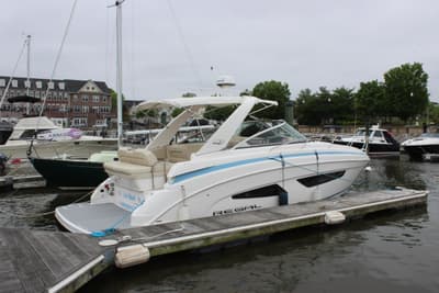 BOATZON | Regal 33 Express 2018