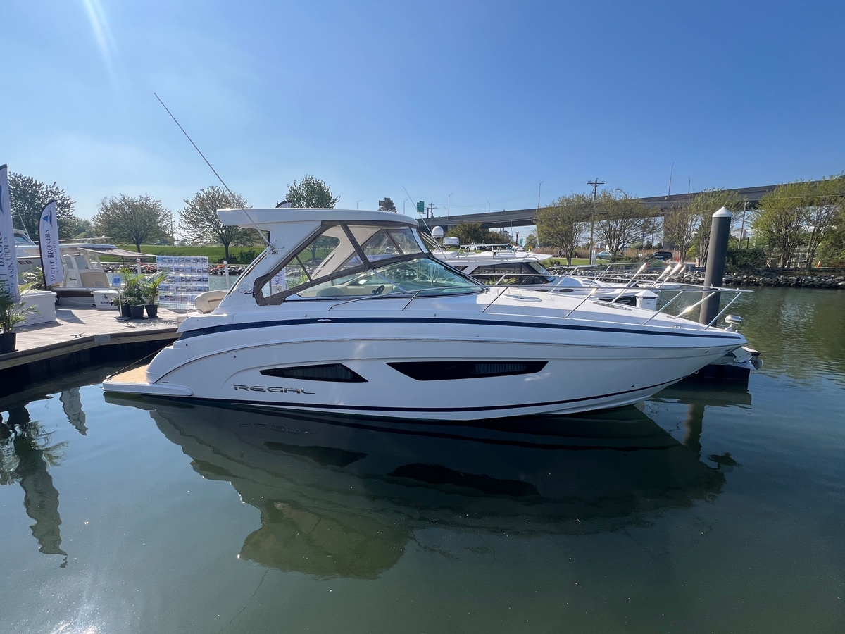 2019 Regal 33 Express - Sold Boat