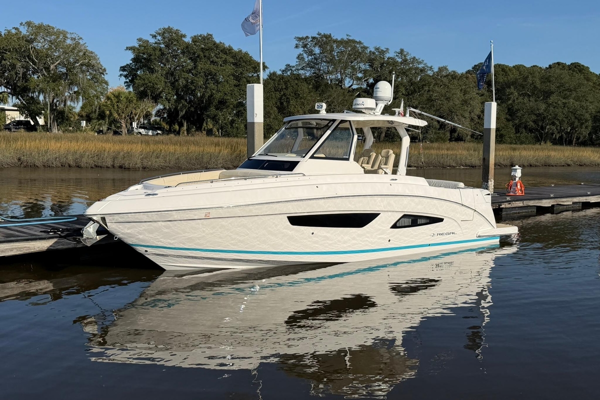 2019 Regal 33 SAV - Sold Boat