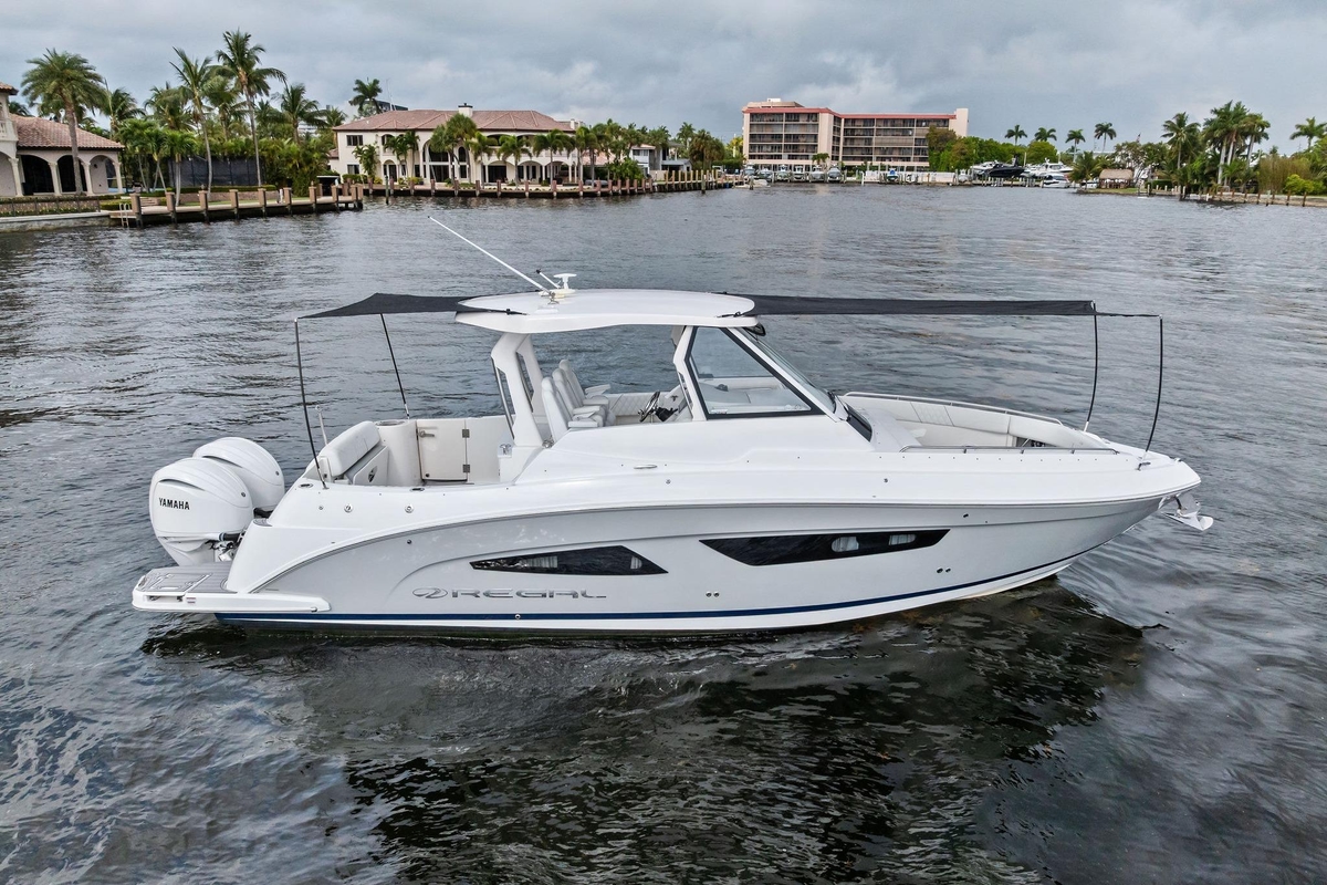2022 Regal 33 SAV - Sold Boat