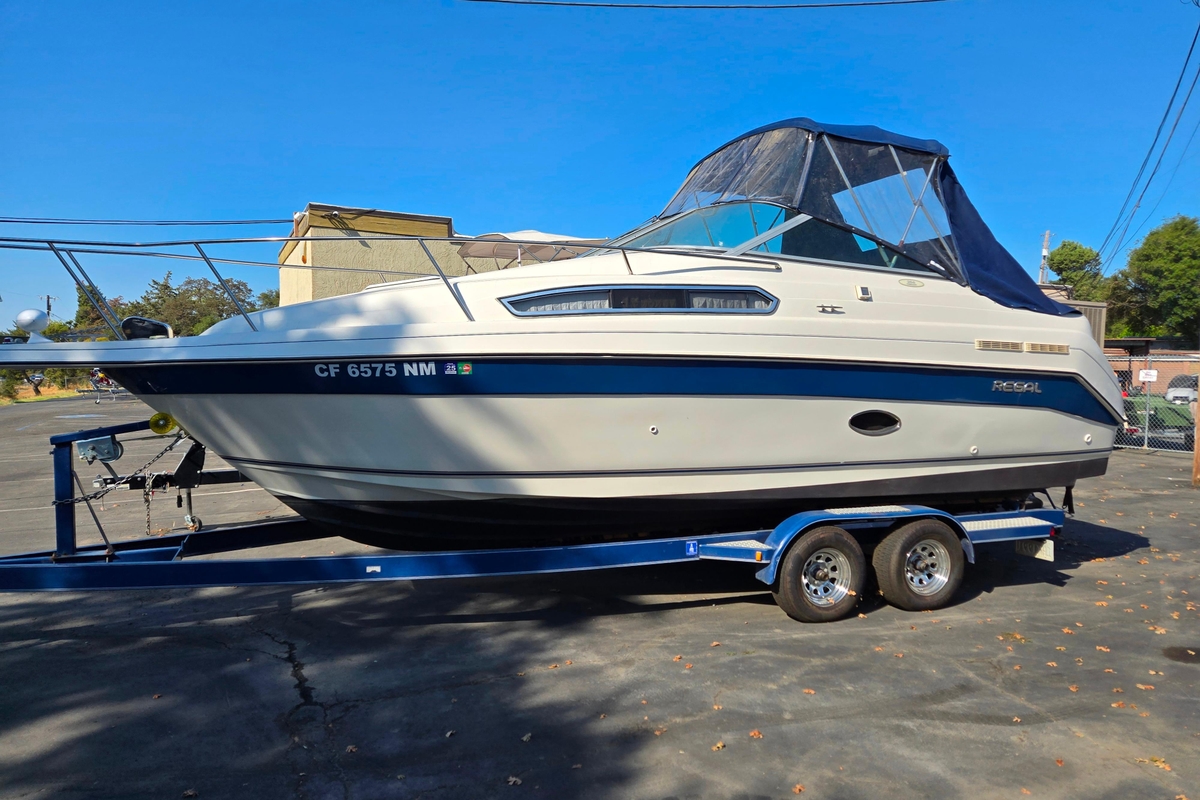 1995 Regal Commodore 258 - Sold Boat