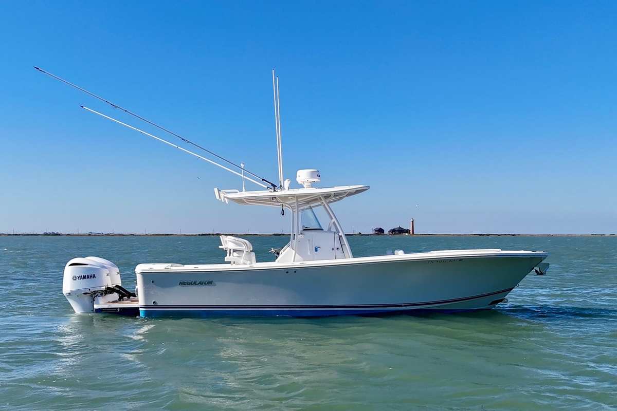 2016 Regulator 28 Forward Seating - Sold Boat