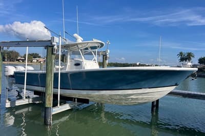 BOATZON | Regulator 34 Center Console 2018