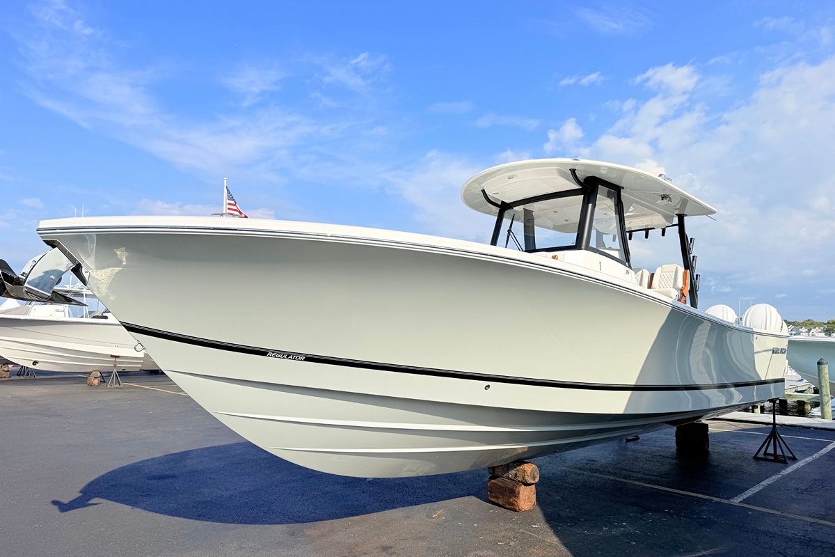 2027 Regulator Regulator 35 2027 - Sold Boat