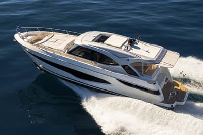 BOATZON | Riviera 4300 Sports Express 2026