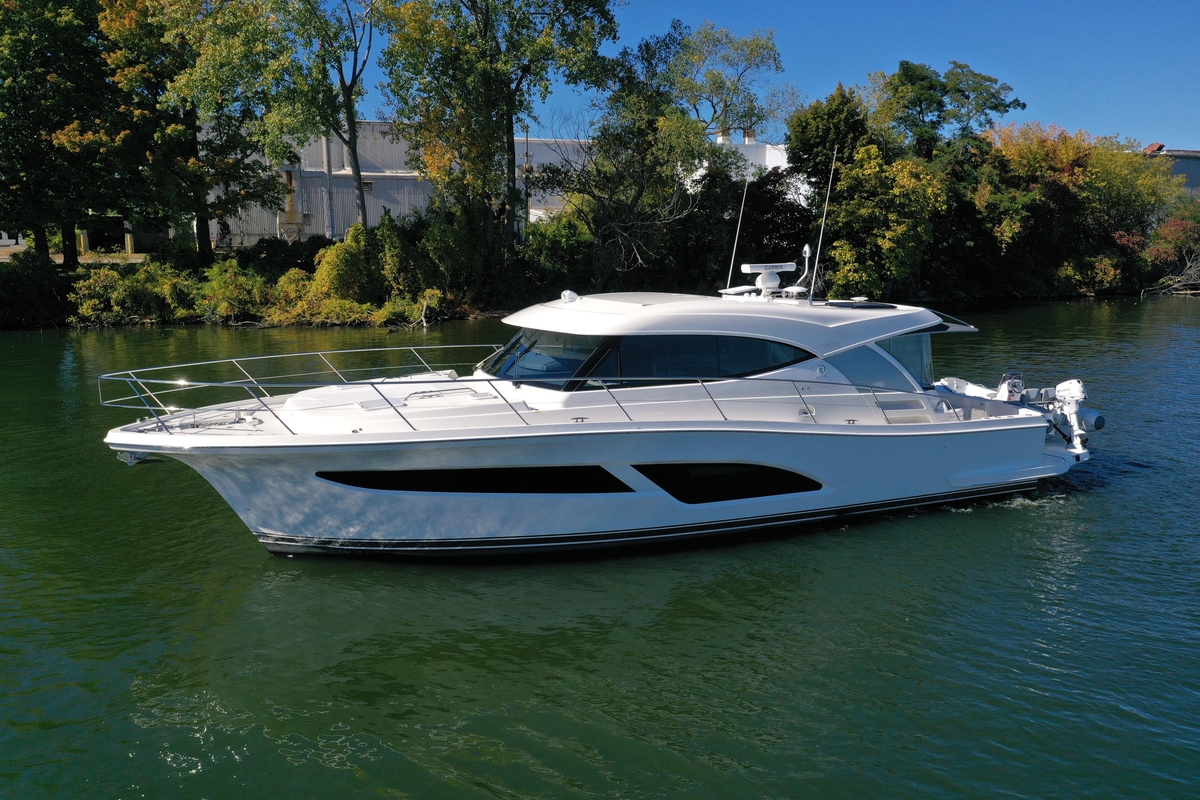 2025 Riviera 465 SUV - Sold Boat